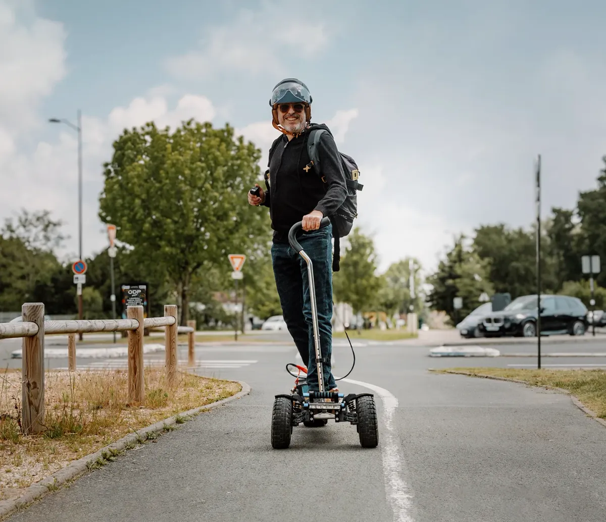 Rider on a Stern' with the backpack battery on a cycle lane in town