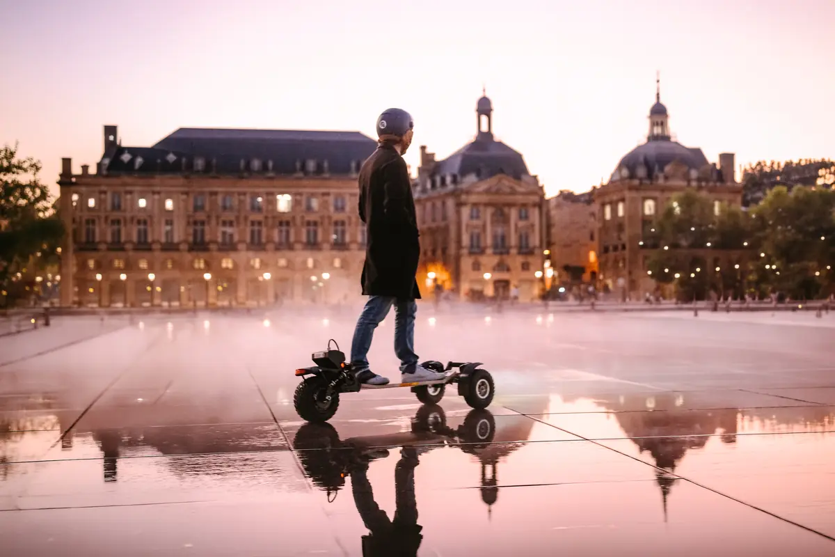 Rider in a coat on their Stern' in front of the place de la Bourse at dusk