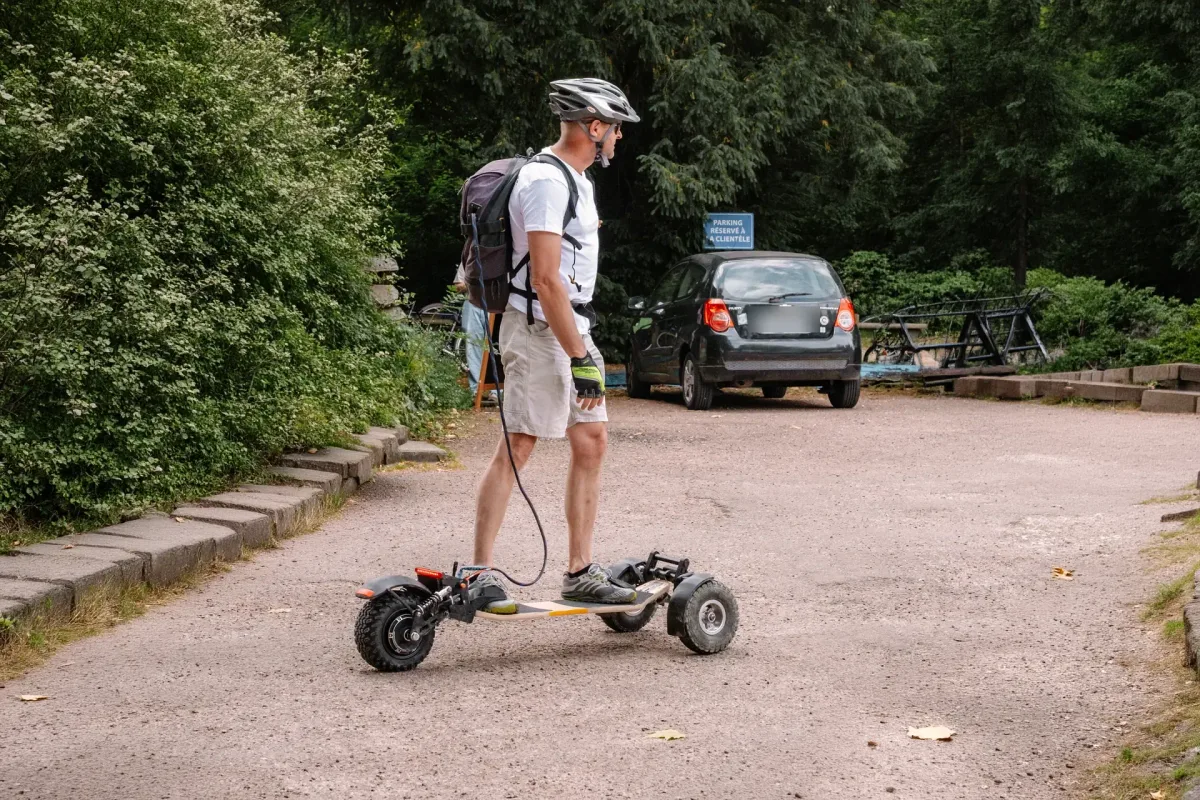 Jacques-Pierre on a Stern' with backpack battery, in a car park at the edge of a forest